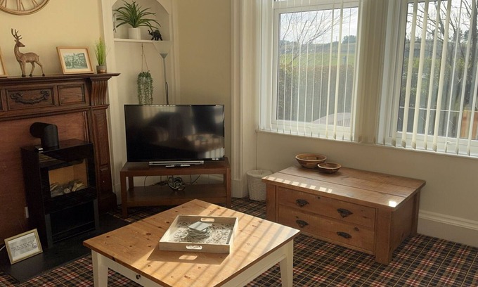 Cummertrees House | Cosy & spacious terraced house. Family & dog friendly
