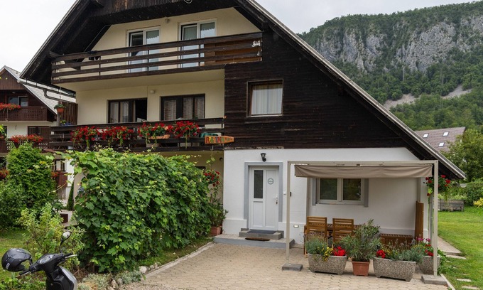 Bohinj Apartment | Cosy studio in Bohinjska Bistrica with terrace
