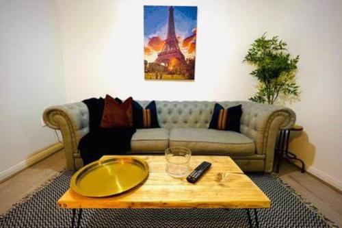 Adamsdown Apartment | Cosy - Stylish - Close to Centre