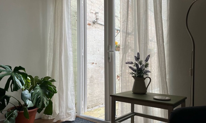 Cheltenham House | Cosy terrace house close to town centre, train station and ideal for race course