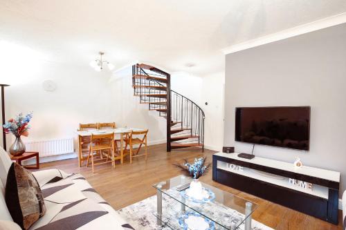 Lavender Fields Apartment | Cosy Wimbledon 4 Bed Home With Garden & Driveway Parking