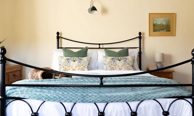 Scarborough Cottage | Cosy Yew Tree Cottage with Scenic Field Views