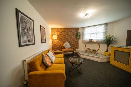 Cirencester Apartment | Cotswolds, 2Bed 1 Bath Historic Flat, Very Central