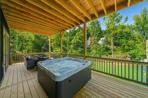 Sevierville House | Cottage Cove Oasis - Lakefront with Hot Tub