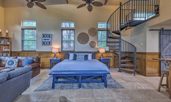 Fredericksburg Cottage | Cottage Creek Retreat l Hot Tub, Pet Friendly Yard, & 1.2 Acres Near Main St