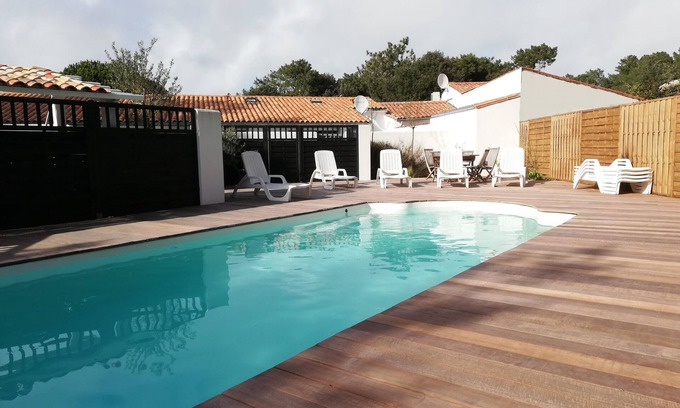 Rivedoux-Plage Cottage | cottage for 4 PEOPLE, 2 BEDROOMS, PRIVATE PATIO, HEATED POOL, PRIVATE PARKING