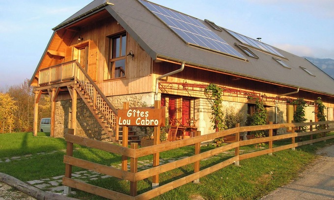 Montcel Cottage | Cottage 'Gite Le Solant - Lou Cabro' with Mountain View, Shared Garden and Wi-Fi