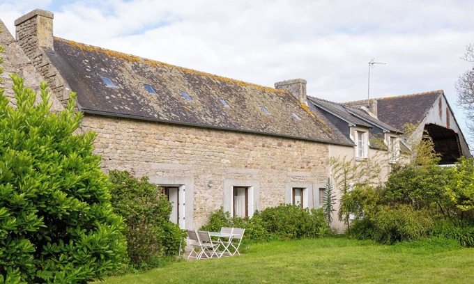 Plobannalec-Lesconil House | Cottage 'Hortensias - Plage 5min En Voiture' with Private Terrace and Private Garden