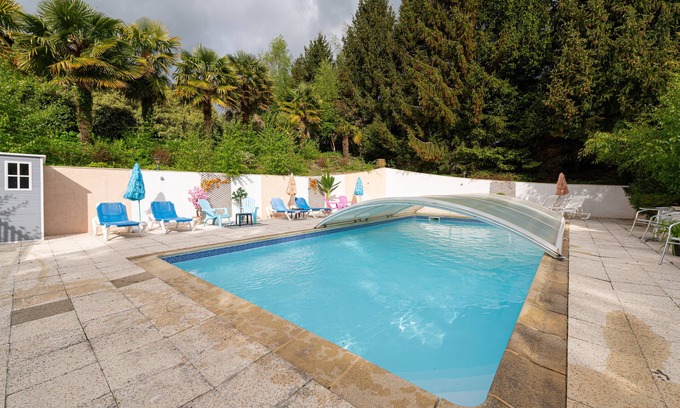 Plumelin House | Cottage 'Jardins De La Cantine- Terre Et Mer' with Private Terrace, Shared Garden and Wi-Fi