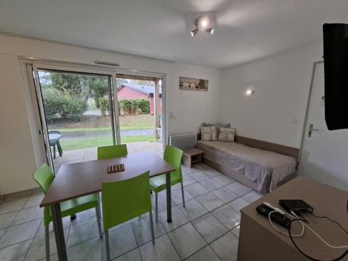 Chaveignes Apartment | Cottage Le Vau 2, draps fournis, piscine