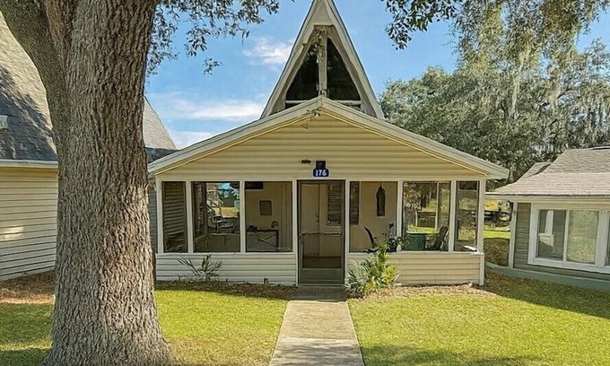 Vacation Village House | Cottage-Pvt lake & pool access Near Disney w/porch