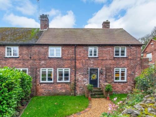 Jackfield House | Cottage Retreat - Fireplace Garden nr Ironbridge Pass the Keys