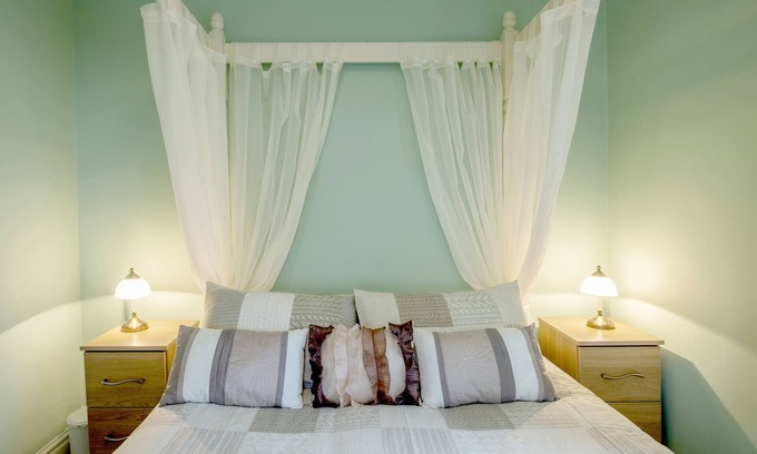 Knott End-on-Sea Cottage | Cottage - Sleeps 5 - Hot Tub - Garden - Parking