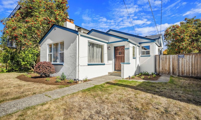 Bitter Lake Cottage | Cottage vibes with a Spanish flare in N. Seattle. Minutes to Lightrail station!