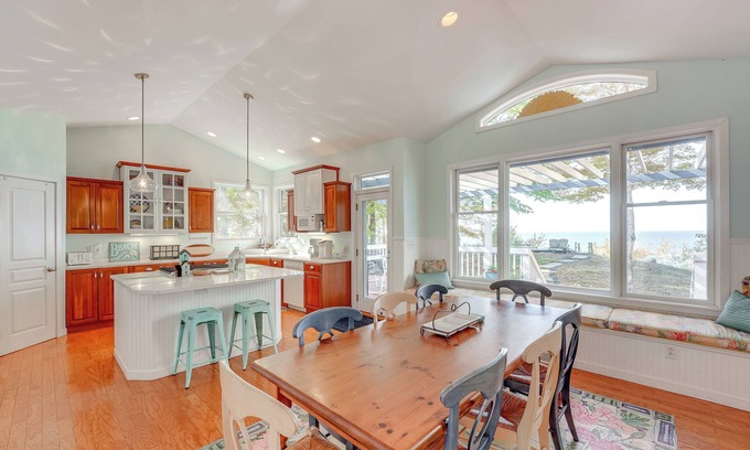 Manistee Cottage | Cottage w/Private Beach + Fire Pit in Manistee!