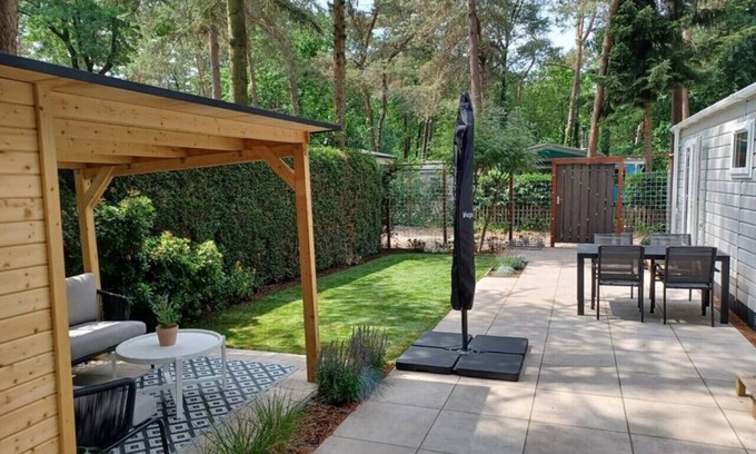 Bosgebied Hoenderloo House | Cottage with a large garden