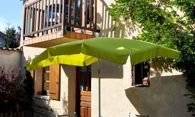 Maringes Cottage | Cottage with fireplace, enclosed garden, pets allowed