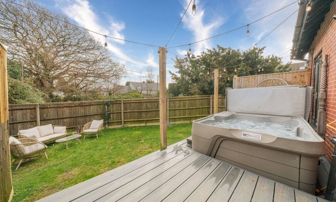 New Forest District House | Cottage with Hot Tub & Garden Near Beach