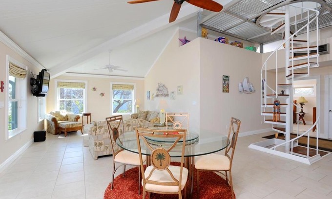 Rainbow Bay House | Cotton & CoConuts home 3 bedrooms/21/2 bath with ocean views