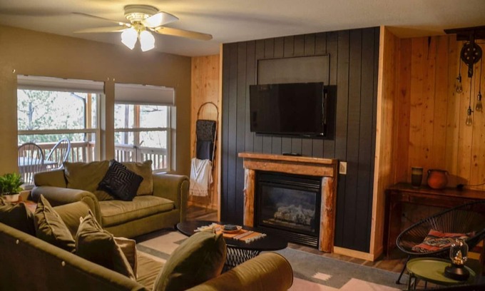 Drake Hotel | Couloir Duplex Cabin at The Woolly Bugger Inn (#16)