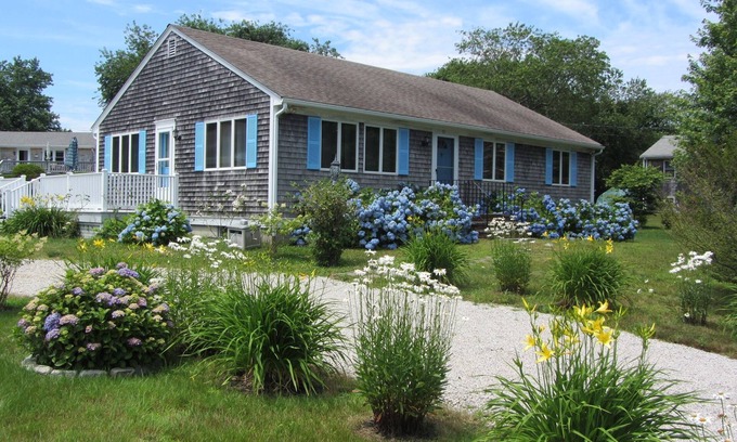 Little Compton Cottage | Country Coastal Cottage 3 min. from beach.