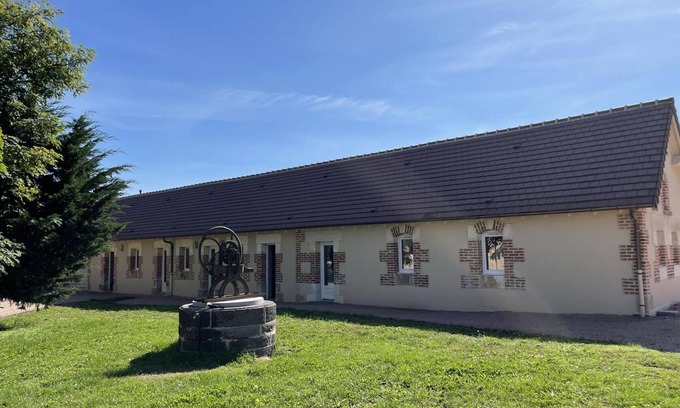 Thiel-sur-Acolin Cottage | Country cottage with terrace and garden in Thiel-sur-Acolin