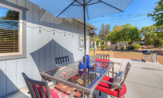 Oroville House | Country Cottage-1/4 acre fenced/gated, lots of parking, huge outdoor patio/yard