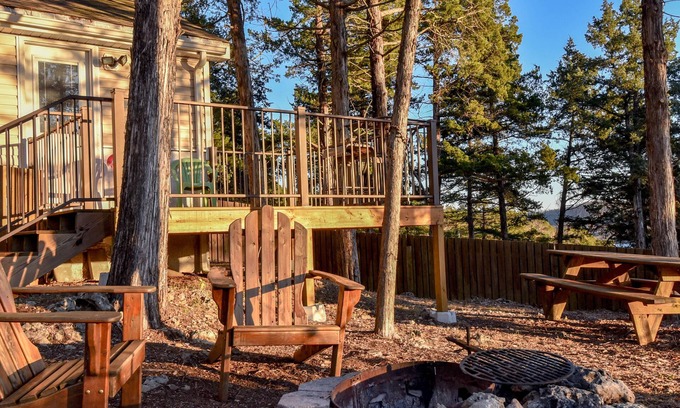 Camdenton House | Country Cottage, near HaHa Tonka Park, Free Kayaks & Outdoor Pavilion Game room