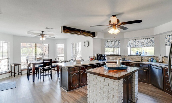 Era Other | Country Farmhouse,13 minutes from Restaurants in Denton