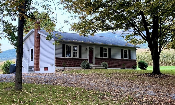 Loysburg House | Country Getaway, 2- bedroom, Jacuzzi, fire ring