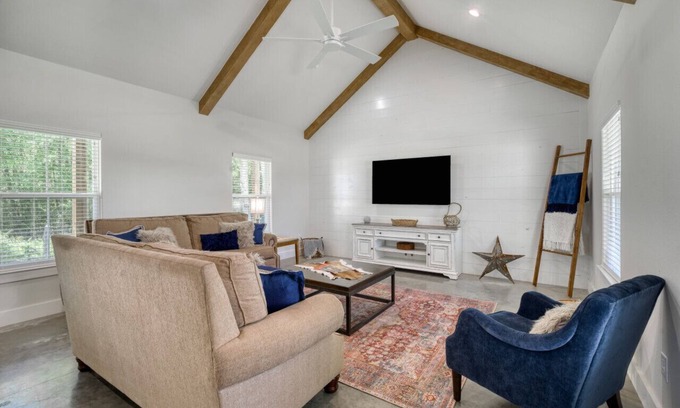 Washington Cottage | Country Gold ~ Aggieland Vacation Rentals