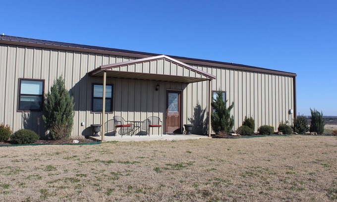 Kaufman County House | Country hilltop retreat on 10 acres with a pool and hot tub