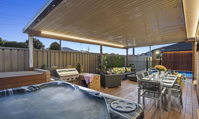 Cessnock House | Country Homestead - Pool, Hot Tub, Ducted Aircon