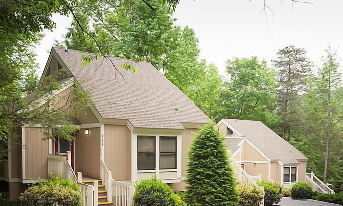 Gatlinburg Resort | Country Hotel near Gatlinburg amusement park w/indoor/outdoor heated pools, hot tubs and game rooms