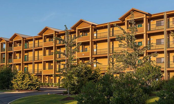 Gatlinburg Resort | Country Hotel near Gatlinburg amusement park w/indoor/outdoor heated pools, hot tubs and game rooms