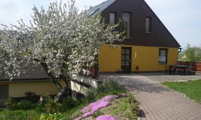 Gahlenz Apartment | Country house style, 80 m², sun terrace, playground, 2 bedrooms, up to 5 people