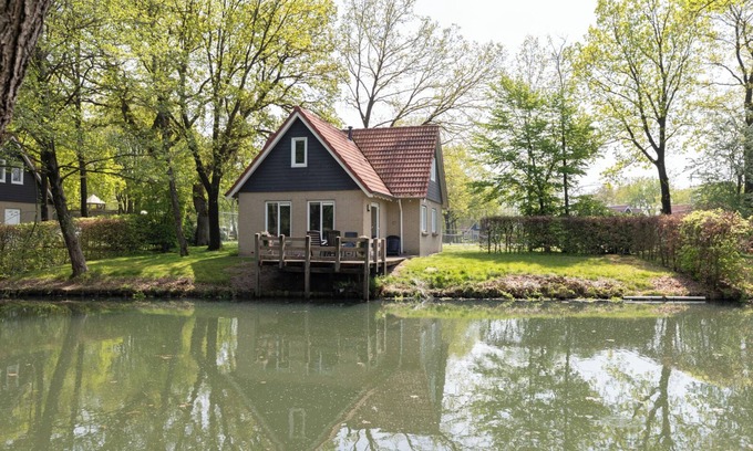 Westerbork House | Country house on beautiful waterfront park