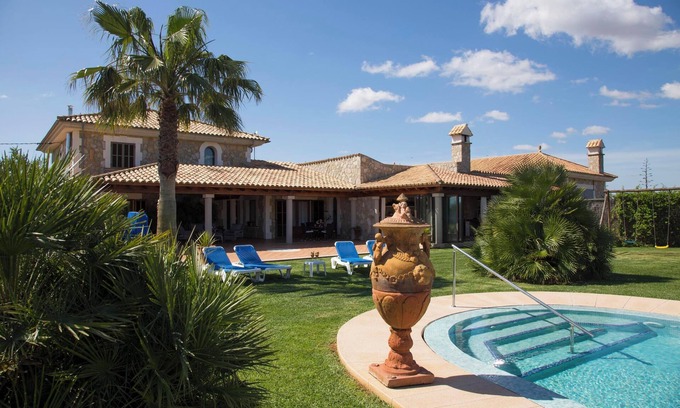 Muro House | Country house with swimming pool and A/C in quiet area