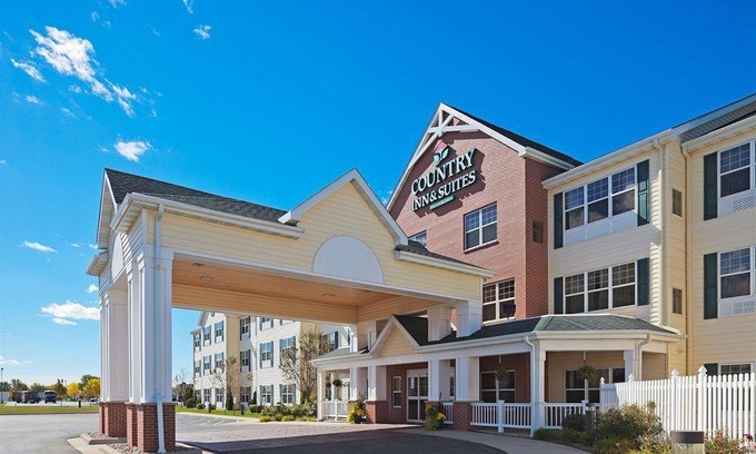 Little Chute Hotel | Country Inn & Suites by Radisson, Appleton North, WI
