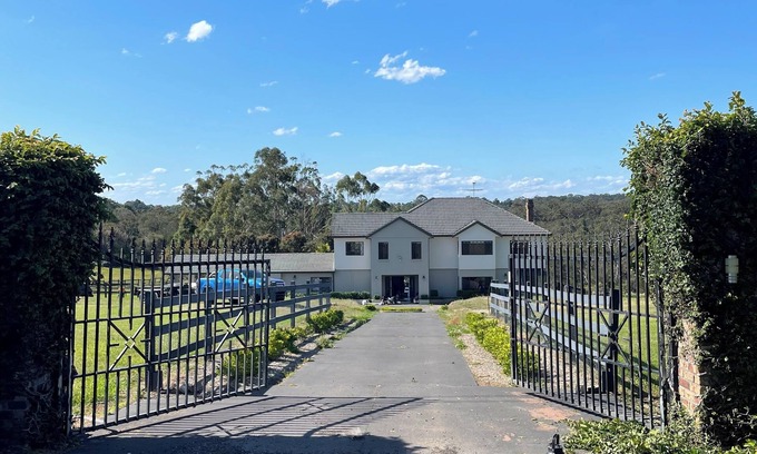 Kenthurst House | Country private estate overlooking panoramic views,Pet friendly . Resort pool