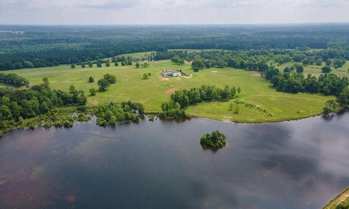 McNeill House | Country Retreat on private 40ac Lake. 250 acres.9 Bedrooms + 2 Dorms -Sleeps 43