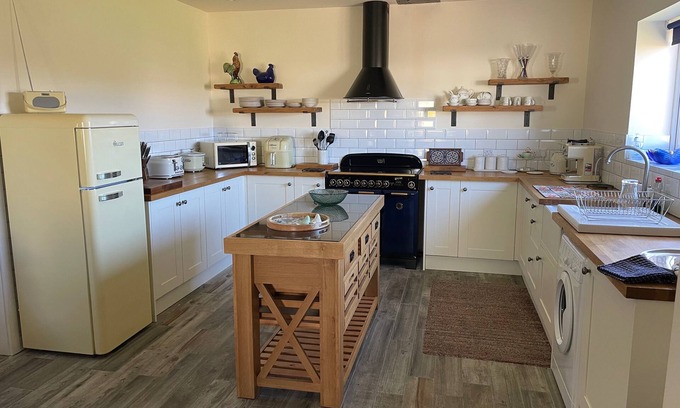 Caergeiliog Apartment | Country Retreat Sleeps 2 with Horses, Ducks & more