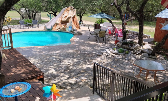New Braunfels Apartment | COUNTRY SETTING CLOSE TO BIG CITY ATTRACTIONS