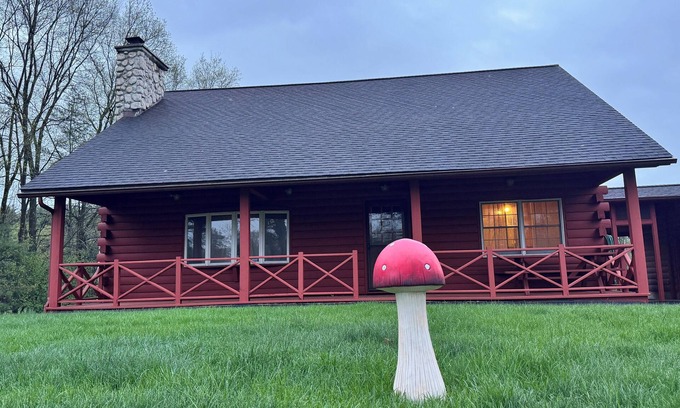 Middle Grove House | Country style log cabin on private 4 acres lot minutes from downtown Saratoga