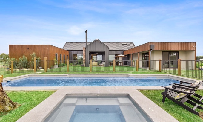 Connewarre House | Country Views and Coastal Bliss