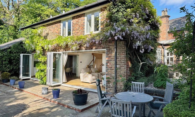 Macclesfield House | Countryside Cottage with Panoramic Views