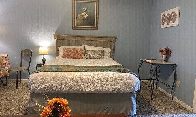 Lake City Cottage | Couple’s cute cottage retreat (Cabin #1)