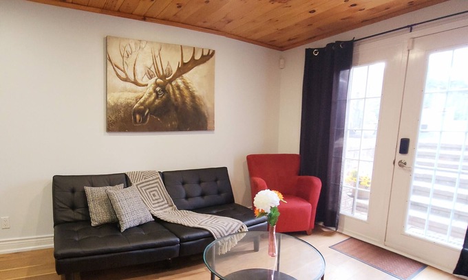 Courtice House | Couple Time Getaway, Just 5 Mins to Hwy 401