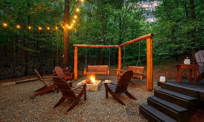 Broken Bow Cabin | Couples/Family Cabin/Fire Pit/4 Fireplaces/Hot Tub/Horseshoes Pit/Grill/Swings