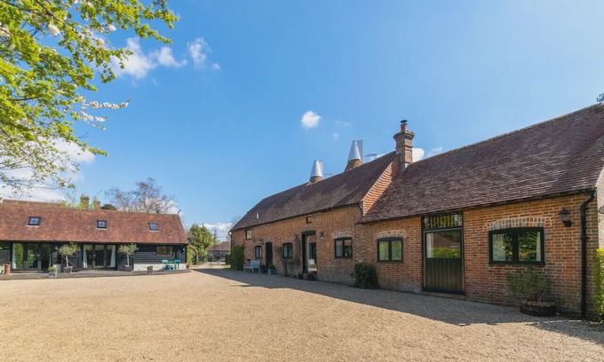 Warbleton House | Court Lodge Oast - Five Bedroom House, Sleeps 11
